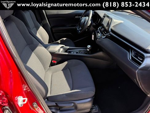 Used 2018 Toyota C-HR XLE FWD image 25
