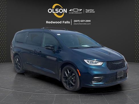 Used 2025 Chrysler Pacifica Limited FWD image 7