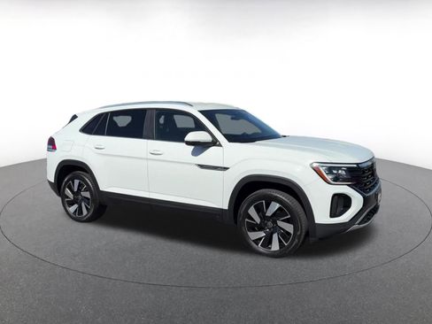 Used 2025 Volkswagen Atlas Cross Sport SE image 2