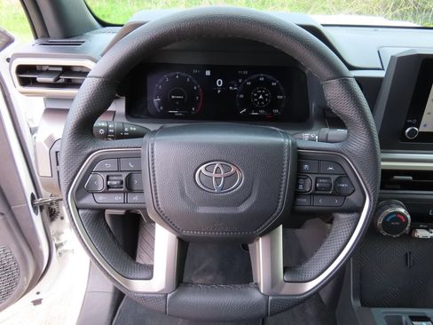 Used 2025 Toyota Tacoma TRD Sport AWD/4WD image 19