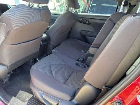 Used 2024 Toyota Highlander LE image 12