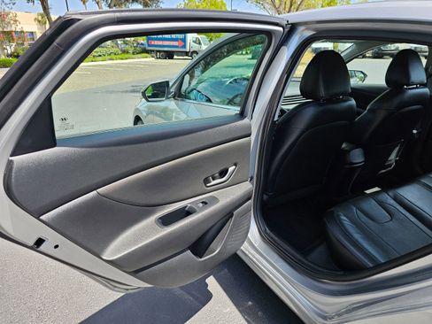 Used 2023 Hyundai Elantra Limited image 16