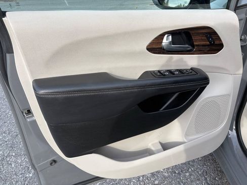 Used 2023 Chrysler Pacifica Limited FWD image 35