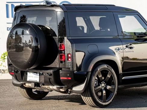 Used 2025 Land Rover Defender 90 X-Dynamic SE image 10