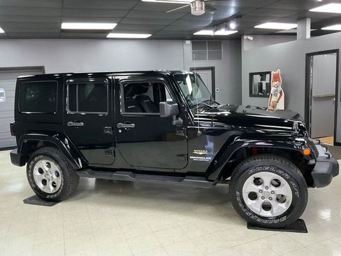 Used 2015 Jeep Wrangler Unlimited Sahara w/ Connectivity Group AWD/4WD image 9