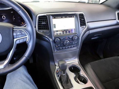 Used 2018 Jeep Grand Cherokee Altitude RWD image 43