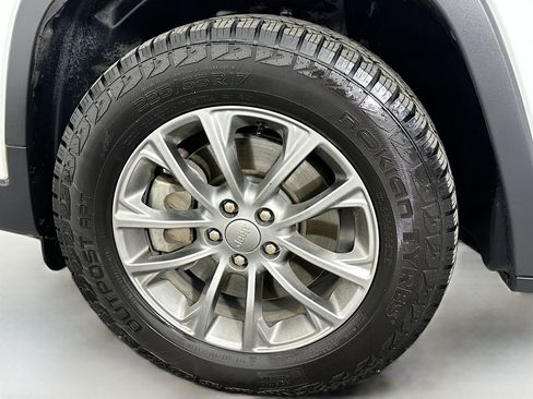 Used 2019 Jeep Cherokee Latitude Plus w/ Comfort/Convenience Group image 29