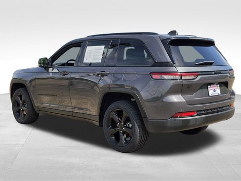 Used 2023 Jeep Grand Cherokee Altitude RWD image 8