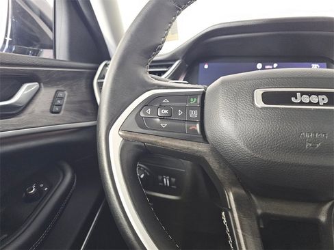 Used 2022 Jeep Grand Cherokee Limited image 34