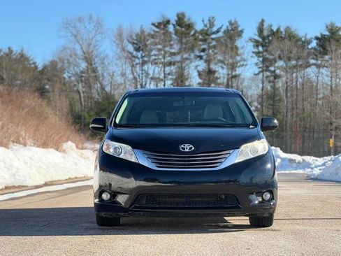 Used 2017 Toyota Sienna XLE image 3