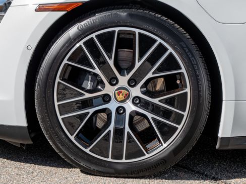 Used 2022 Porsche Taycan image 18