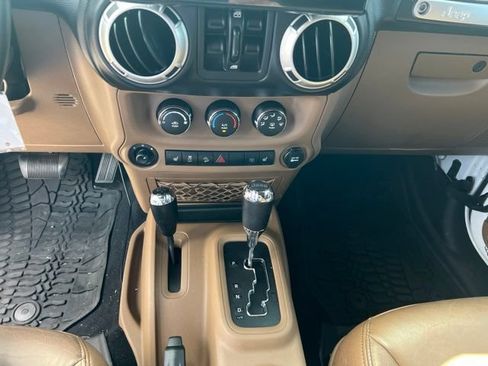 Used 2015 Jeep Wrangler Unlimited Rubicon w/ Connectivity Group AWD/4WD image 10