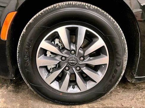 Used 2023 Chrysler Pacifica Touring-L image 8