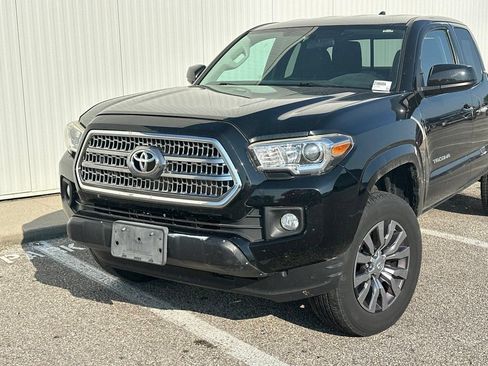 Used 2017 Toyota Tacoma SR5 AWD/4WD image 2