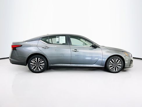 Used 2025 Nissan Altima 2.5 SV FWD image 10