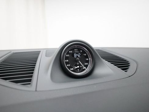 Certified 2026 Porsche Macan image 24