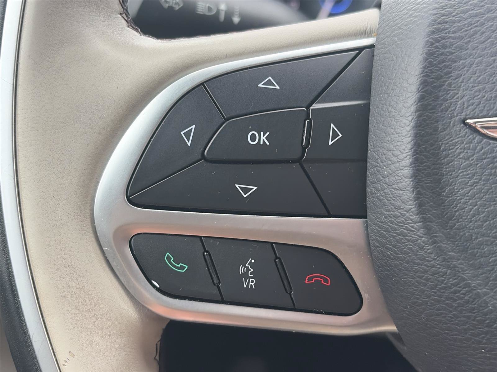 Used 2017 Chrysler Pacifica Limited FWD image 12