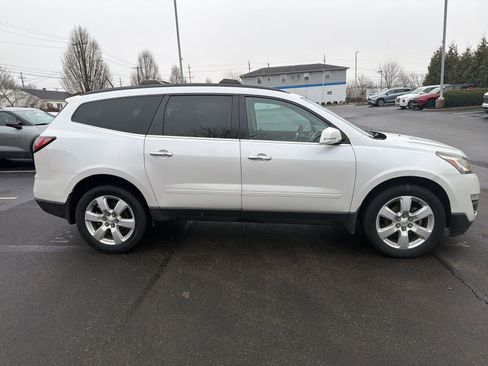 Used 2016 Chevrolet Traverse LT w/ Style and Technology Package image 6