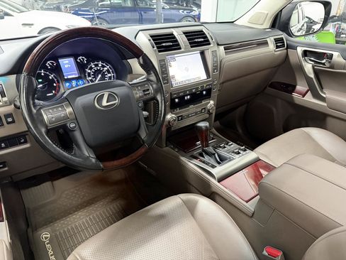Used 2017 Lexus GX 460 Luxury w/ Preferred Accessory Package AWD/4WD image 16