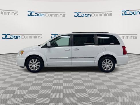Used 2016 Chrysler Town & Country Touring FWD image 5