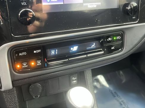Used 2018 Toyota Corolla LE image 19