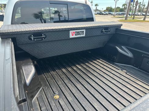 Used 2018 Toyota Tacoma SR5 RWD image 15