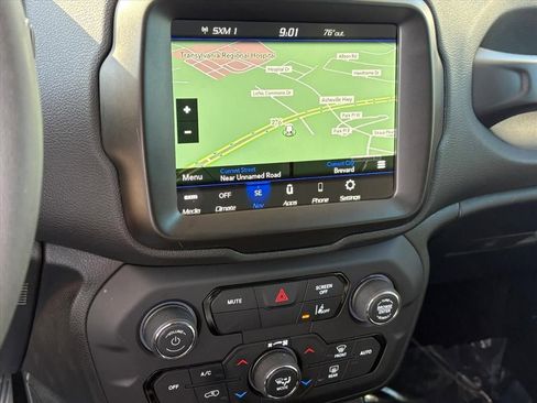 Used 2022 Jeep Renegade Latitude AWD/4WD image 8