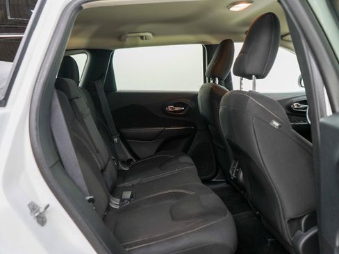 Used 2015 Jeep Cherokee Latitude w/ Cold Weather Group AWD/4WD image 12