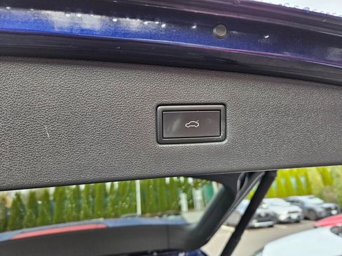 Used 2022 Volkswagen Tiguan SEL R-Line image 11