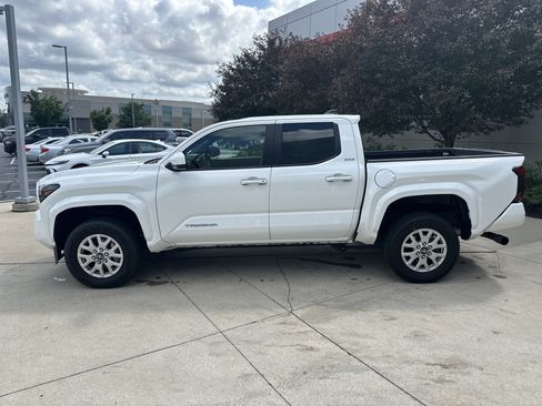 Certified 2025 Toyota Tacoma SR5 AWD/4WD image 9