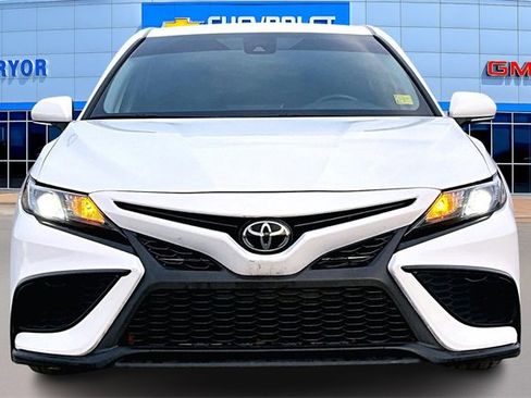 Used 2022 Toyota Camry SE image 2
