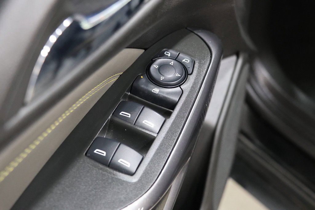 Used 2025 Chevrolet Trax ACTIV w/ Sunroof Package FWD image 17