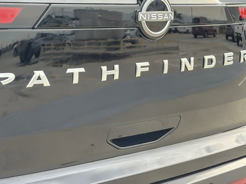 Used 2025 Nissan Pathfinder S image 27