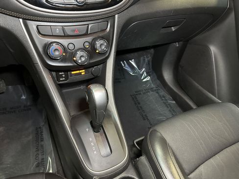 Used 2019 Chevrolet Trax LT w/ LT Convenience Package image 29