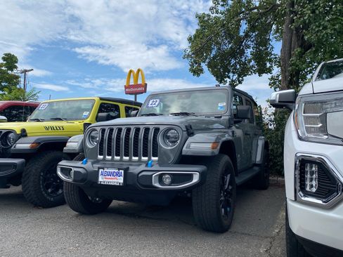 Used 2022 Jeep Wrangler Unlimited Sahara w/ Safety Group AWD/4WD image 1