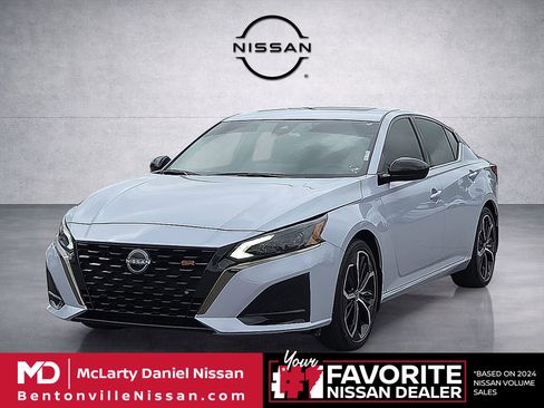 Used 2024 Nissan Altima 2.5 SR w/ SR Premium Package FWD image 2