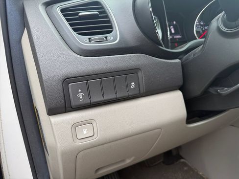 Used 2018 Kia Sedona LX w/ LX Essentials Premium Package FWD image 19