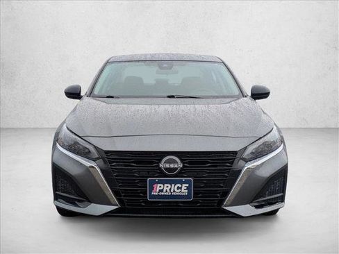 Used 2025 Nissan Altima 2.5 SV image 2