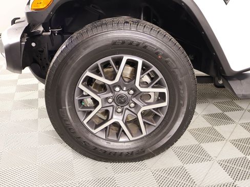 Used 2025 Jeep Wrangler Unlimited Sahara AWD/4WD image 18