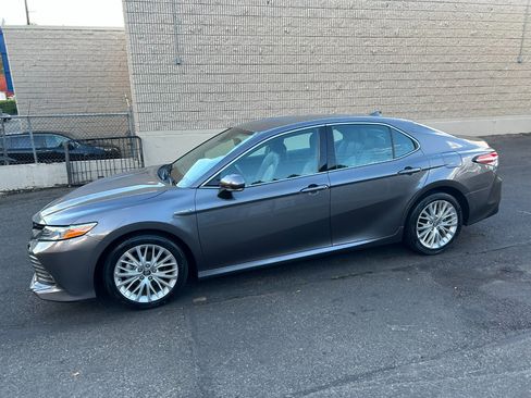 Used 2019 Toyota Camry XLE image 8