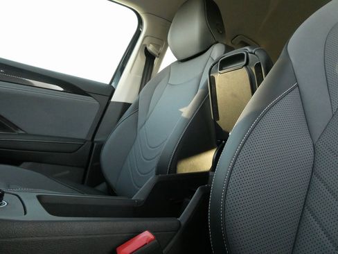 New 2025 Volkswagen Tiguan SE image 30