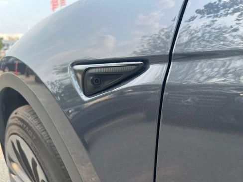Used 2022 Tesla Model Y Long Range AWD/4WD image 10
