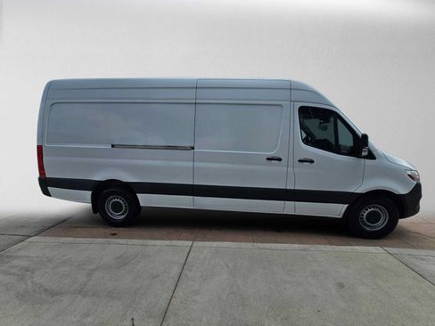 Used 2021 Mercedes-Benz Sprinter 2500 image 2
