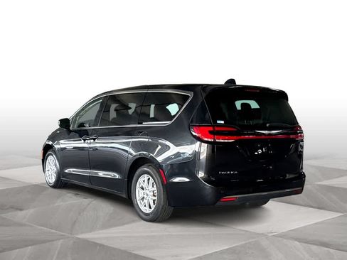 Used 2023 Chrysler Pacifica Touring-L FWD image 6