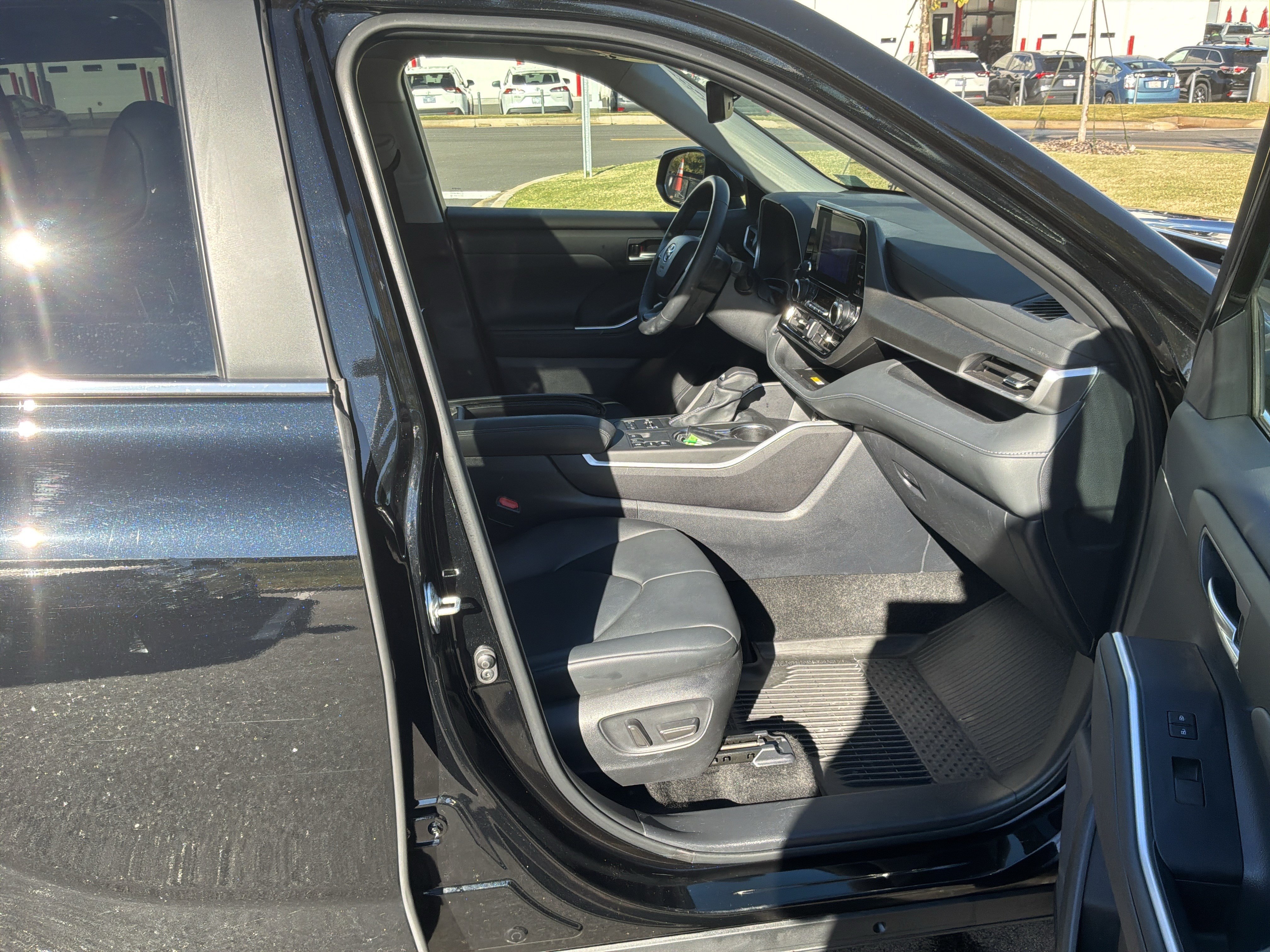 Used 2024 Toyota Highlander XLE AWD/4WD image 34