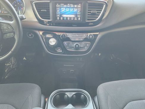 Used 2020 Chrysler Pacifica Touring w/ S Appearance Package image 12