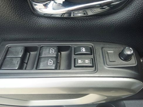 Used 2019 Nissan Titan PRO-4X w/ Pro-4x Convenience Package AWD/4WD image 16