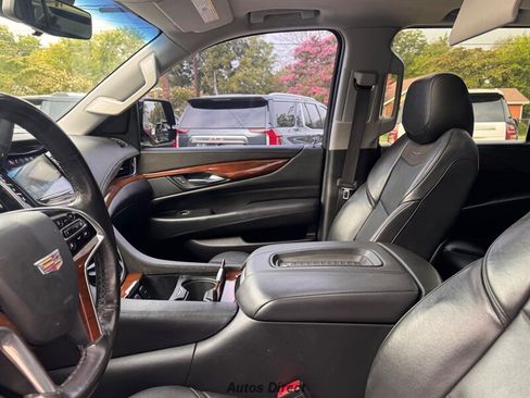 Used 2019 Cadillac Escalade ESV Premium Luxury RWD image 30