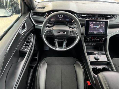 Used 2025 Jeep Grand Cherokee Altitude image 14