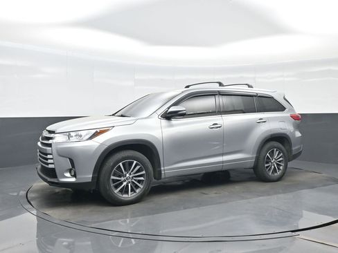 Used 2018 Toyota Highlander XLE FWD image 2